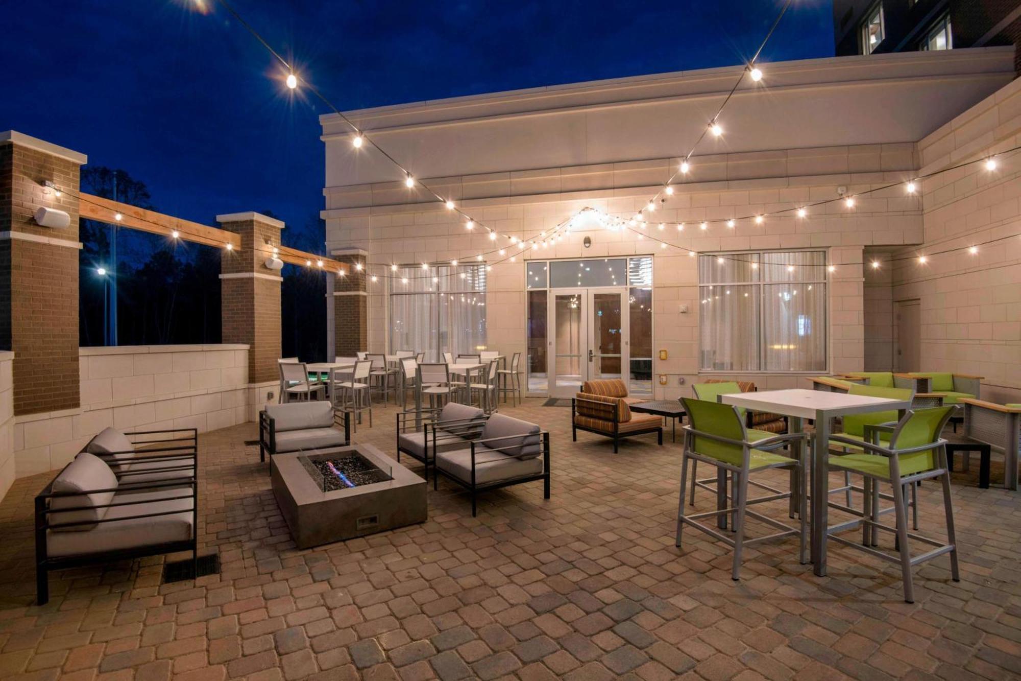 Courtyard By Marriott Raleigh Cary/Parkside Town Commons Hotell Exteriör bild